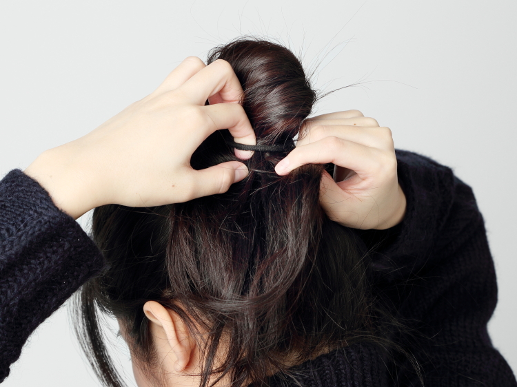 冬の重たい印象を打破 タートルネックを着たときの丸顔感もカバーする ゆるくしゃ アップスタイル 美容賢者の髪コンプレックス解消vol 97 美的 Com