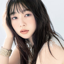 桜井日奈子さん×H&M笹本恭平さん｜エレガンスのアイシャドウで透け感のある目元に変身