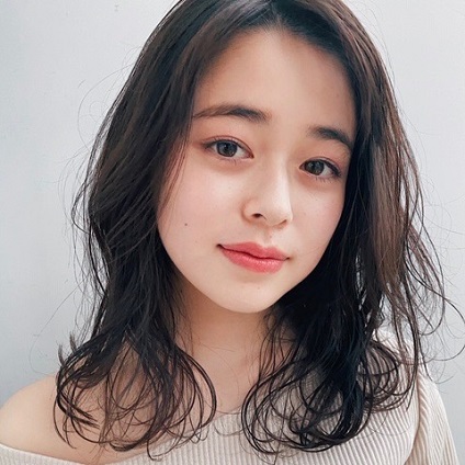 かきあげバングもこなせるラフなウェーブヘアで、ほどよい色気をプラス