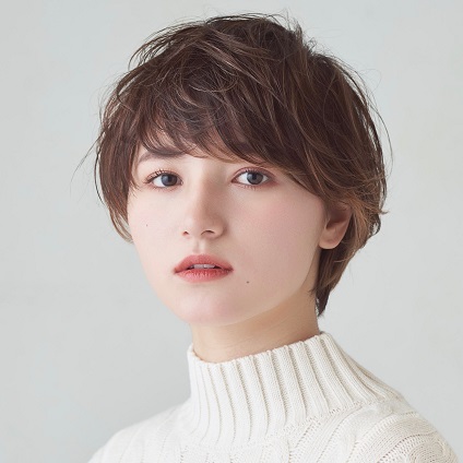 大人カジュアルショートヘアは、長めバング＆マッシュシルエットがトレンド！