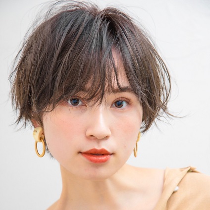 長め前髪の美シルエットショートは、外ハネでこなれ感アップ