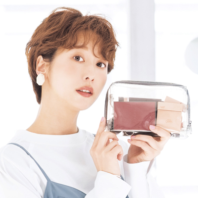 石田一帆さんのポーチの中身を大公開｜一石二鳥でおしゃれ顔になれる厳選コスメがIN