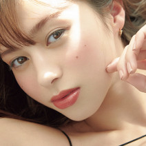 中条あやみさん｜ケイトのレッドルージュをラフ塗りで――赤リップに込めた想いとは？