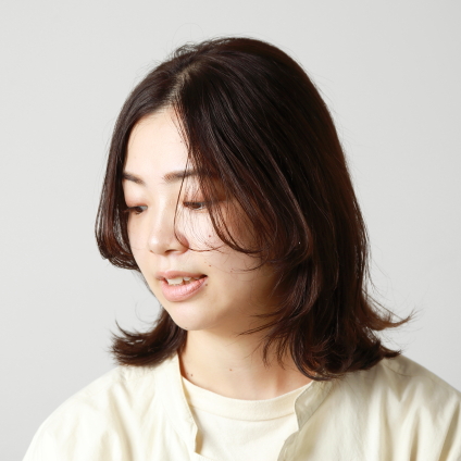 乾燥して膨らみやすいのに毛量の少ない髪…ダウンスタイルにするときのストレートアイロンテク｜ロングボブのはねやすさを生かした外ハネスタイル【美容賢者の髪コンプレックス解消vol. 98】