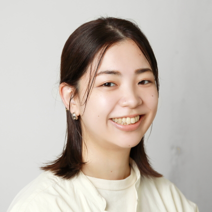 髪の膨らみを抑えつつおしゃれにアレンジ｜ゴールドピンで華やぐタイトアレンジスタイル【美容賢者の髪コンプレックス解消vol. 100】