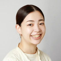 髪の膨らみをピタッと抑えてコンパクトにまとめれば小顔効果も｜タイトなひとまとめでも色っぽいおだんごスタイル【美容賢者の髪コンプレックス解消vol. 101】