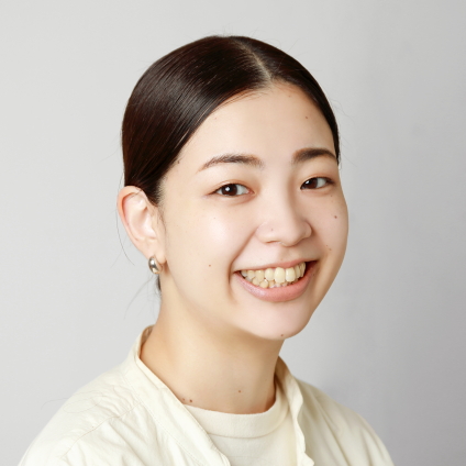 髪の膨らみをピタッと抑えてコンパクトにまとめれば小顔効果も｜タイトなひとまとめでも色っぽいおだんごスタイル【美容賢者の髪コンプレックス解消vol. 101】