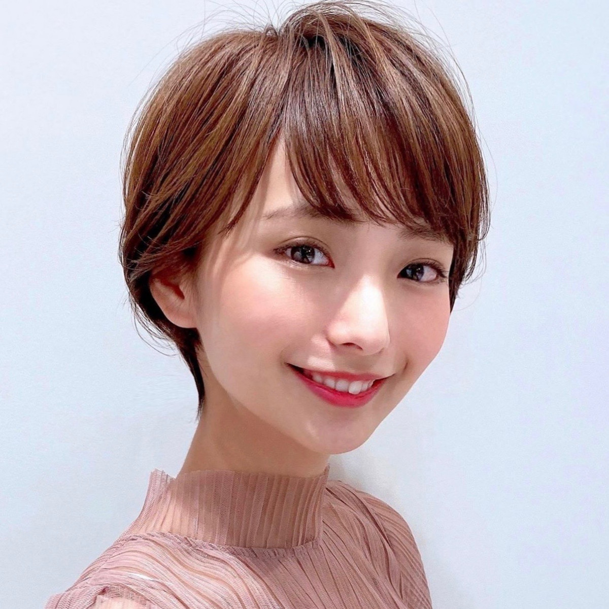 前髪ありのモテショート大人かわいい＆小顔見せは“ひし型シルエット”のおかげ