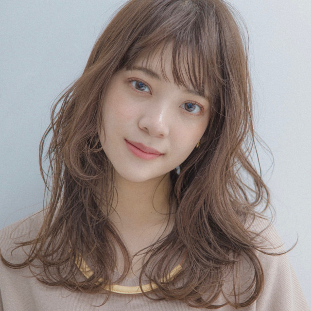 髪型で小顔に見せるヘアカタログ ショート ボブやロングのおすすめをご紹介 美的 Com