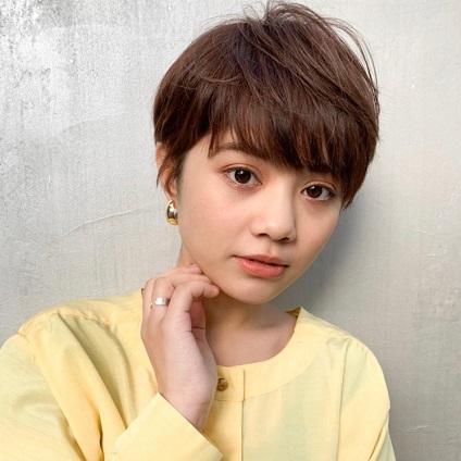 トレンドへアの重めシルエット×抜け感バングで、春らしい大人ショートに