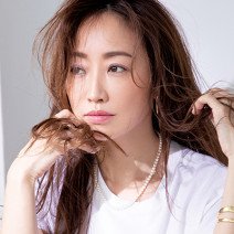神崎恵さん×甘くないピンクコーデ｜あえての同色リップであか抜け顔に【美的GRAND】