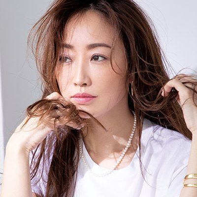神崎恵さん×甘くないピンクコーデ｜あえての同色リップであか抜け顔に【美的GRAND】
