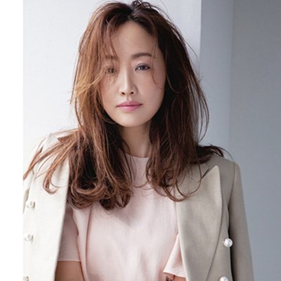 神崎恵さん流“キレイ色”ファッションを素敵に着こなす3つのポイントとは？【美的GRAND】