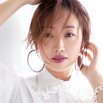 神崎恵さん×透明感ブルーコーデ｜深色リップを合わせて大人のコクを演出【美的GRAND】