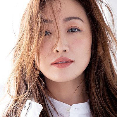 神崎恵さん×ホワイトワントーンコーデ｜肌なじみ抜群なベージュリップで上品に【美的GRAND】