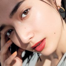 最旬“抜きメイク”はアイラインもマスカラも使わない！？ パーリィなアイシャドウで印象的な目元に