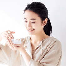 朝の洗顔で汚れをしっかりオフ！ しっとり洗い上がる洗顔料＆拭き取り化粧水でクリーンな肌に