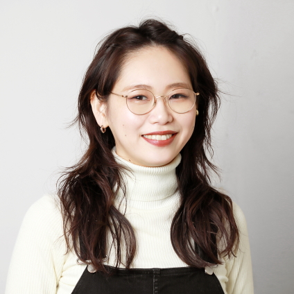 長めの前髪をすっきりと上げているのに幼く見えない！ ｜大人かわいい“おでこ見せ”テク【美容賢者の髪コンプレックス解消vol. 104】