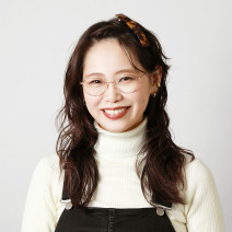 目にかかる前髪をバレッタ留めしてキュートに♪｜大人カジュアルな前髪アレンジ【美容賢者の髪コンプレックス解消vol. 106】