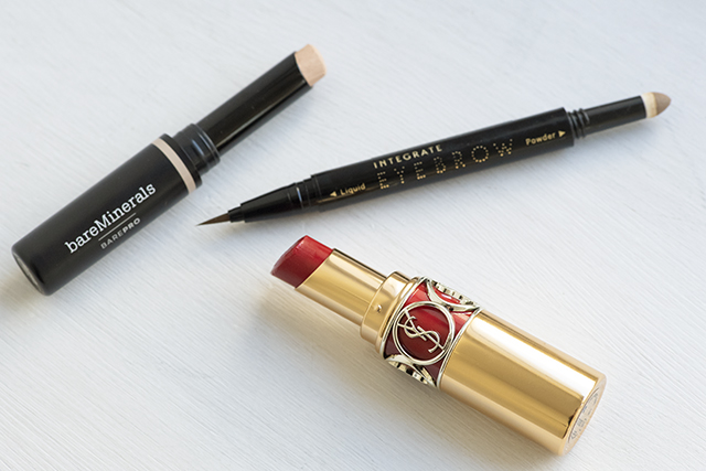 パウダーで作るラフな“なんとなく平行”眉