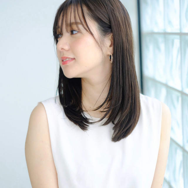 前髪あり 美髪ストレートミディ 引き算ヘアでさらっと内巻きが今っぽい 美的 Com