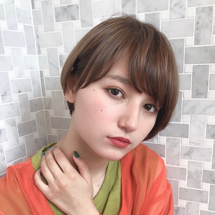 斜め前髪とトレンドの耳かけへアで今っぽく！美シルエットの愛らしいマッシュショート