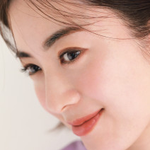 “赤みベージュ”のチークで小顔効果！血色アップで大人の顔を若々しくアップデート【美的GRAND】