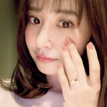衛藤美彩さんの偏愛ベージュアイテム｜健康的に見えるスティックチークがお気に入り♪