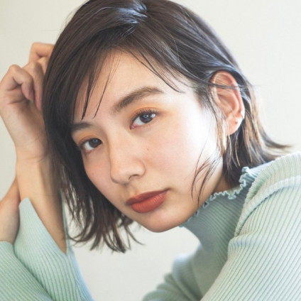 オリーブグレージュカラーで透明感をゲット♪ツヤ＆おしゃれ感たっぷりヘアに！