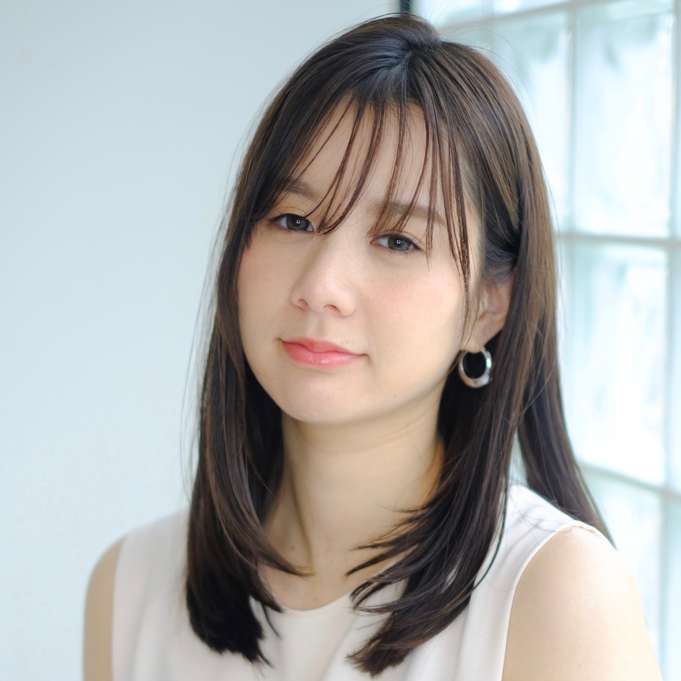前髪あり+美髪ストレートミディ、引き算ヘアでさらっと内巻きが今っぽい