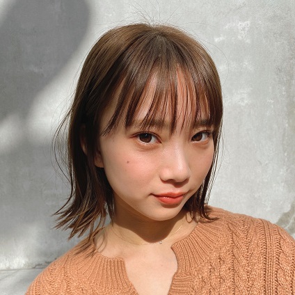 束感シースルーバングの美人ロブヘアは、ナチュラルな外ハネで今年顔に