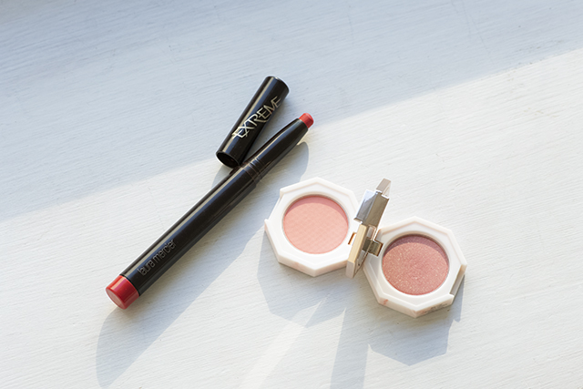 赤みピンクで囲んで、泣いたような腫れた今っぽい目元に