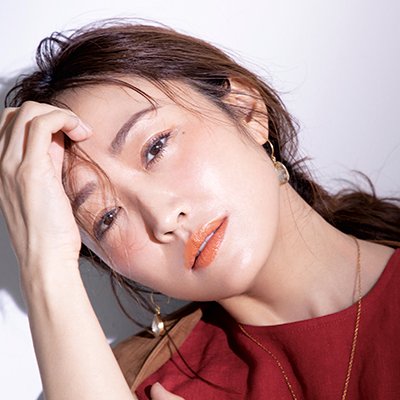 神崎恵さん×オレンジブラウンコーデ｜カジュアルなオレンジリップで抜け感を演出【美的GRAND】