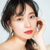 戸田恵梨香さんインタビュー｜印象的なあのリップはじめ…『美的』6月号表紙メイクの使用アイテムをご紹介