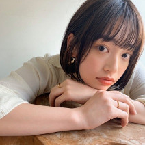 透けバング＋ストレートなボブヘアでナチュラル美人な印象に｜地毛っぽいアッシュブラウンが今っぽさUP