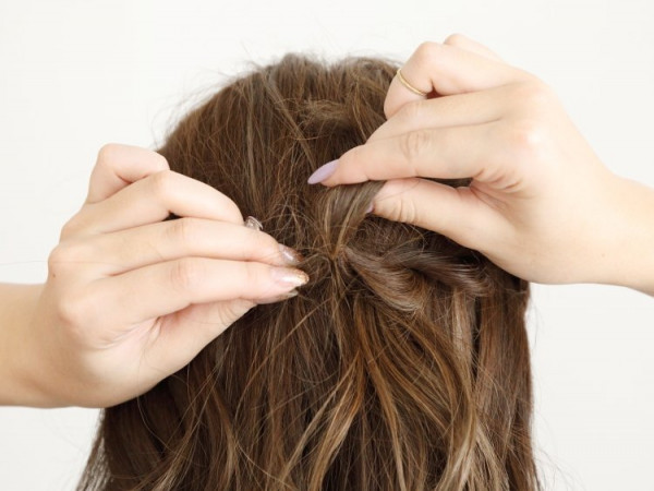 ツイスト＆くるりんぱのハーフアップ