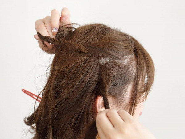 ツイスト＆くるりんぱのハーフアップ