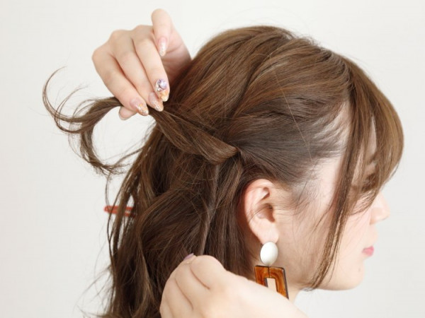 ツイスト＆くるりんぱのハーフアップ