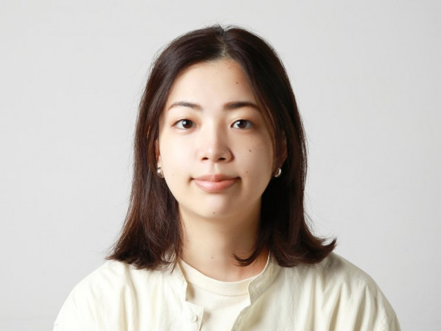 前髪とサイドは内巻きにしてウルフっぽく