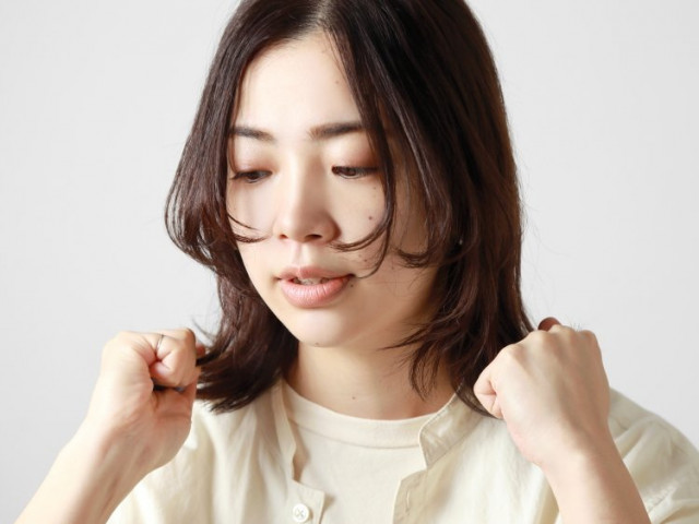 前髪とサイドは内巻きにしてウルフっぽく