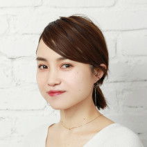 多毛＆クセあり前髪を落ち着かせてすっきりとした印象に｜タイトな前髪と低めポニーテールで作る大人なまとめ髪テク【美容賢者の髪コンプレックス解消vol. 108】