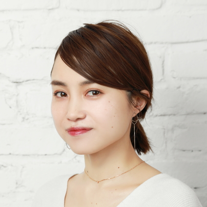 多毛＆クセあり前髪を落ち着かせてすっきりとした印象に｜タイトな前髪と低めポニーテールで作る大人なまとめ髪テク【美容賢者の髪コンプレックス解消vol. 108】