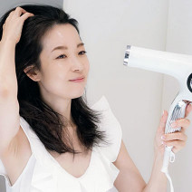 美容家・深澤亜季さん愛用の美容家電｜透明感あふれる白肌をかなえるアイテムとは？