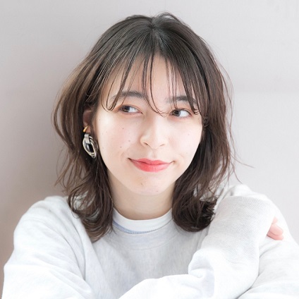アップデートしたミディウルフ×シースルーバングで、カジュアルおしゃれヘアに