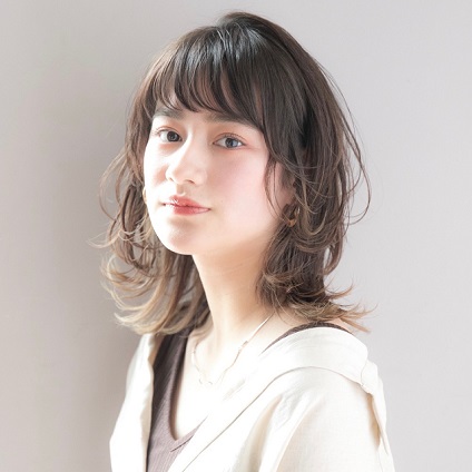 前髪ありのレイヤーたっぷりウルフ風ミディ。デザインカラーでシャレ感アップ！