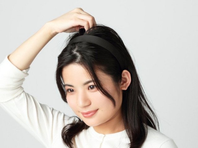 サイドの髪を抑えたカチューシャアレンジ