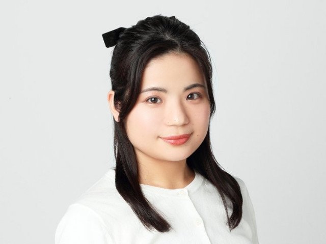 髪の膨らみを抑えるカジュアルハーフアップアレンジ