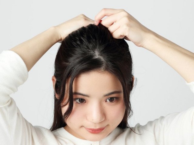 髪の膨らみを抑えるカジュアルハーフアップアレンジ