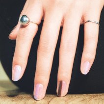 お家で簡単セルフネイル｜縦半分にサッと塗るだけ♪ 一味違うバイカラーネイル