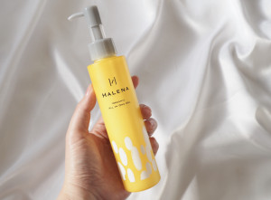 フェイスマスクの後は保湿美容液で蓋を